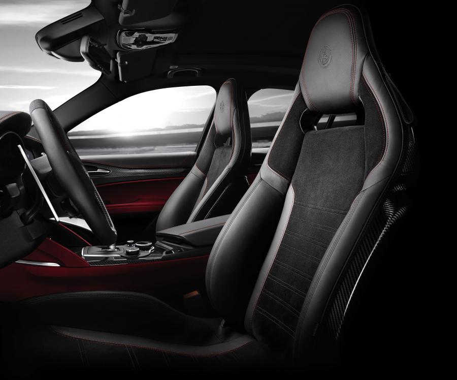 Интерьер Alfa Romeo Stelvio Quadrifoglio NRING (949) 2018 года  (фото 3 из 21)